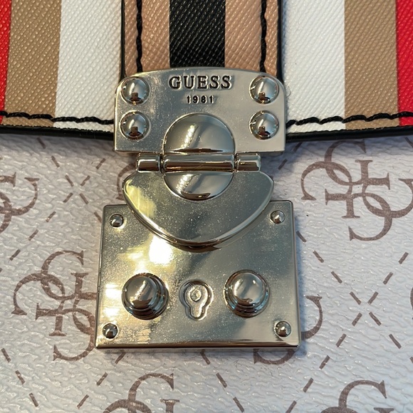 Guess chain strap purse - Picture 4 of 13